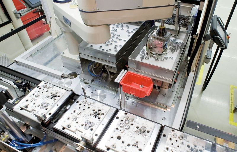 Bild 2: Die flexible Zuführeinrichtung fördert die Teile als Schüttgut zu und die sehenden Roboter greifen die zugeführten Teile.  (Bild: Adept)
