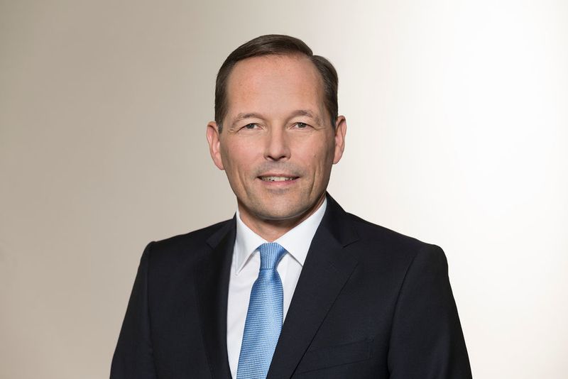 „Die Integration von Flüchtlingen in das Arbeitsleben ist eine langfristige Aufgabe. Deshalb bauen wir unser Engagement in Deutschland deutlich aus“, sagt Klaus Engel, Vorsitzender des Vorstandes von Evonik. „Als weltweit aktives Unternehmen denken wir aber global. Aus diesem Grund sehen wir uns in der Verantwortung, auch einen Beitrag zur präventiven Bekämpfung der Ursachen von Flucht und Vertreibung zu leisten.“ (andreas pohlmann)