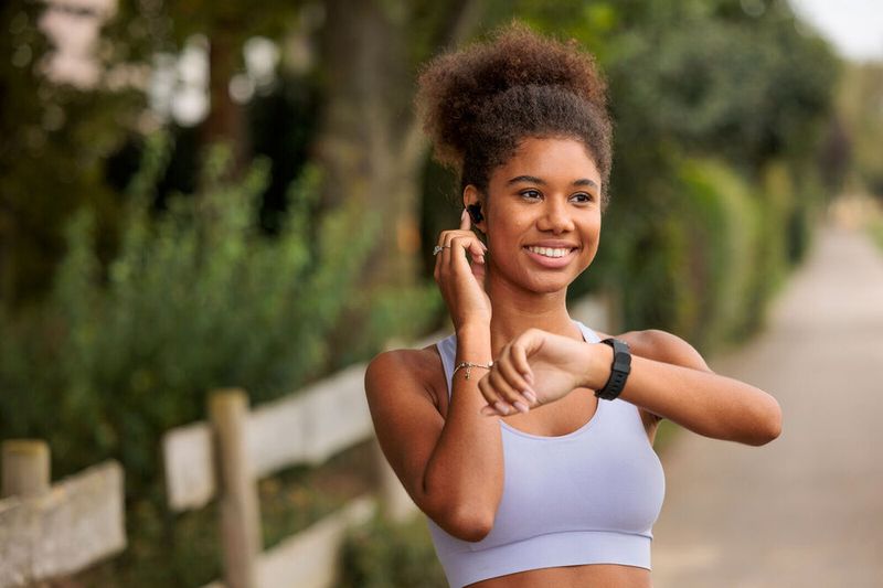 Bosch präsentiert in Las Vegas die weltweit kleinsten Beschleunigungssensoren BMA530 und BMA580 für tragbare Geräte wie Hearables und Smartwatches. Verglichen mit anderen Bosch-Beschleunigungssensoren haben sie eine um 76 Prozent kleinere Grundfläche.  (Bild: BOSCH / Jan Potente)