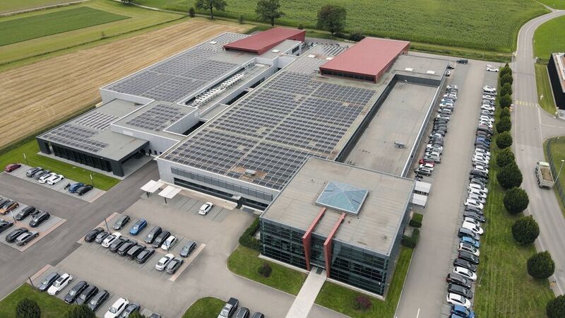 La centrale solaire de 3 800 m2 installée sur les toits de l’usine de Delémont a une capacité de production annuelle de 740'000 KW, soit l’équivalent d’environ 200 ménages.  (Willemin-Macodel SA)