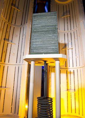 Harald Landes jüngste Erfindungen sind elektrochemische Verfahren zur Energiespeicherung. Im Bild ist ein Hochtemperatur-Energiespeicher für ein bis zwei Kilowattstunden zu sehen. (Archiv: Vogel Business Media)