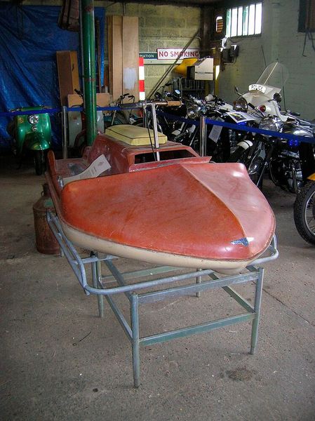 der Vorläufer der Wassermotorräder war das Vincent Amanda, hier im mittlerweile geschlossenene London Motorcycle Museum ausgestellt.  (Bild: Vincent Amanda boat.jpg / meriden.triumph / CC BY 2.0)