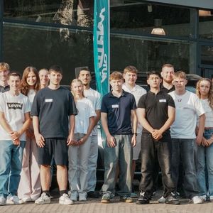 Die Auto-Mattern-Gruppe begrüßt zum Ausbildungsjahr 2026 insgesamt 17 neue Auszubildende an ihren Standorten in Ostwestfalen-Lippe. Zwölf von ihnen starten in handwerklich-technischen Berufen im Bereich Mechatronik, fünf beginnen eine kaufmännische Ausbildung. Unter den neuen Azubis sind 14 junge Männer und drei junge Frauen. Bereits vor dem offiziellen Ausbildungsbeginn setzt das Unternehmen auf ein mehrstufiges Einführungsprogramm, das den Start in den Berufsalltag erleichtern soll.(Bild:  Autohaus Mattern)