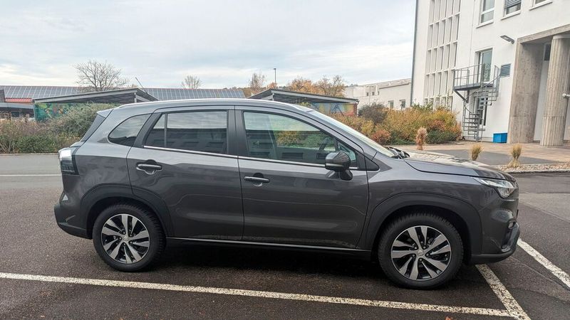 10. Die große Frage: Für wen eignet sich der Suzuki S-Cross? Als unaufgeregtes, familientaugliches Crossovermodell kann der Japaner durchaus überzeugen – vor allem, wenn man keine Lust auf die komplett touchbasierte Bedienung bei vielen Konkurrenzprodukten hat. Und mit einem Grundpreis von 30.790 Euro für den 1,4-Liter-Turbo ist er zudem fair eingepreist. Der Vollhybrid bietet hingegen für seine 3.000 Euro Aufpreis praktisch keine Vorteile. (Bild: Simon – VCG)