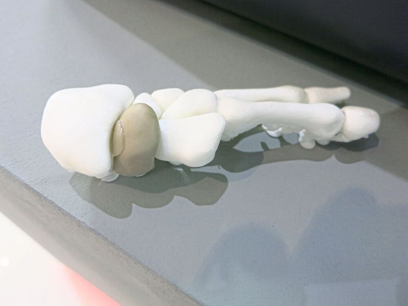 Am Ende der Validierungsphase soll der PEEK-Drucker M220 für den Einsatz in der Medizintechnik, also beispielsweise zur Herstellung von Handimplantaten, zugelassen sein.  (Bild: Schäfer / Devicemed)