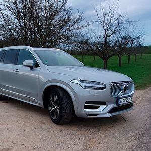 1. Das Design: ... wurde seit der Einführung des XC90 im Jahr 2015 nur dezent überarbeitet. Mit seinem schlicht-eleganten Auftritt wirkt das SUV zwar klassisch, aber nicht aus der Zeit gefallen.(Bild:  Mauritz – VCG)