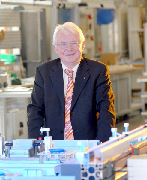 „Wir sehen die Nähe zum Kunden als Verpflichtung und als Bereicherung gleichzeitig. Ein guter Service lässt sich nur mit Niederlassungen vor Ort gewährleisten“, betont MiniTec-Gründer und Geschäftsführer Bernhard L. Bauer. (Bild: Minitec)