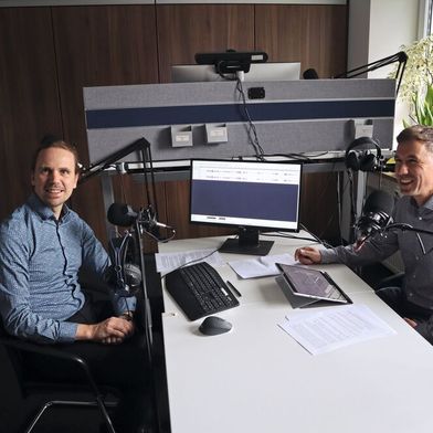 „Wir bauen Regulatorien sehr früh ein und denken diese sehr früh mit – damit ist das kein Hindernis, sondern Teil des Projekts.” Christian Peintner, Geschäftsführer der Engineering-Experten von Spiegltec (rechts) im Gespräch mit PROCESS-Redakteur Dominik Stephan (Bild: Wühr/PROCESS)