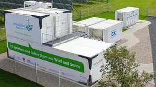 Ausgezeichnet: mehrere Batteriespeicher und eine Redox-Flow-Batterie in der SmartRegion Pellworm. (Bild: Luftbildservice Bernot)