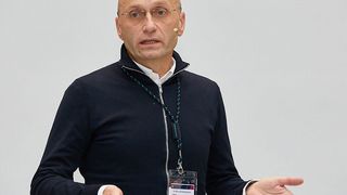 „Unser Ziel ist es mit der Automatisierung, potenzielle Arzneimittelkandidaten in der Hälfte der heute benötigten Zeit zu identifizieren“, erklärt Dr. Michael Kossenjans, Leiter des iLAB bei AstraZeneca im schwedischen Göteborg.  (Bild: Festo)