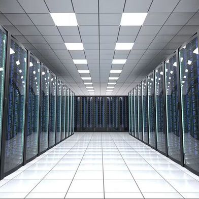 Blick in ein modernes Rechenzentrum. Der Bau solcher Anlagen boomt derzeit wegen des digitalen Wandels und der zunehmenden Nutzung von künstlicher Intelligenz. Leider fressen sie Strom und brauchen viel Wasser. Ein Umfrage zeigt, wie Deutschland zu Neubauten steht ... (Bild: Buggaggio)