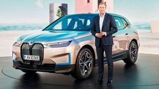 BMW-Chef Zipse präsentiert den neuen iX. (Bild: BMW)
