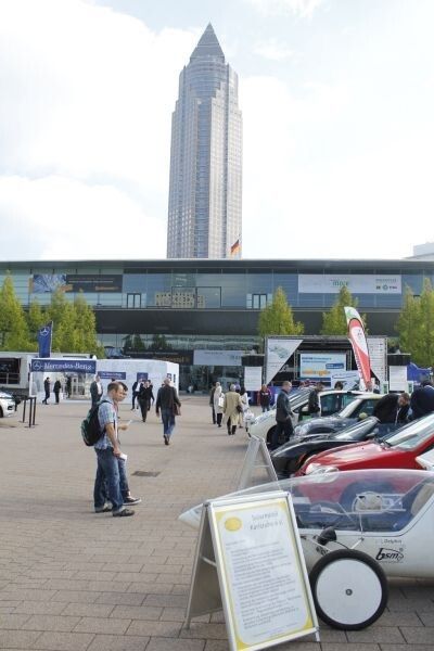 Bertha Benz Challenge 2012, 1. Tag: Präsentation der teilnehmenden Fahrzeuge auf dem Freigelände der Frankfurter Messe. Rechts vorn zu sehen ist der Delphin des Solarmobil Karlsruhe e.V. (Ulrich Steinlechner)