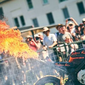 Ein Sonntagsausflug mit dem eigenen Motorrad auf öffentlichen Straßen dürfte statistisch gesehen gefährlicher sein als so mancher Stunt-Bike-Auftritt.(Bild:  Technik-Museum Speyer)
