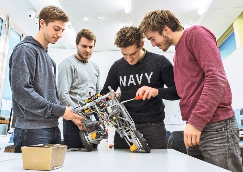 Von links: Ciro Salzmann, Marcus Vierneisel, Lionel Gulich, Florian Weber mit dem Ascento. (Maxon Motor)