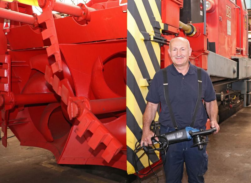 Peter Schneider, Schlossermeister in der Kesselschmiede des Dampflokwerks Meiningen, freut sich, denn er hat es durch die Investition in den Kantenfräser Trutool TKA 1500 von Trumpf geschafft, die Produktivität bei der Schweißkantenerzeugung deutlich zu erhöhen. (Bild: Trumpf)