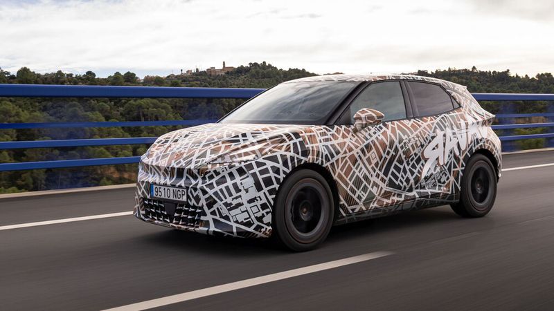 Vier Meter lang, aber mit den Fahreigenschaften eines Sportlers – die Testfahrt im Cupra Raval verspricht Verkaufsspaß für die Händler. (Bild:  Seat via aum)