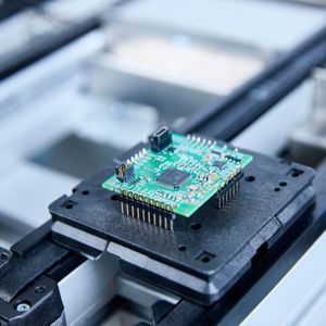 The TS 1 is specially designed for transporting small, lightweight products and assemblies weighing up to 3 kg and is also suitable for use in clean and dry rooms and electrostatically sensitive areas.(Image: Bosch Rexroth AG)