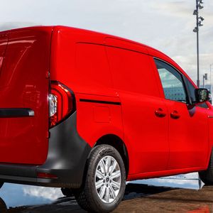 Die Batterie sitzt flach im Boden, Ladekante und Ladevolumen des Stromers entsprechen bis auf wenige Millimeter denen der Verbrenner.(Bild:  ©Mercedes-Benz AG)