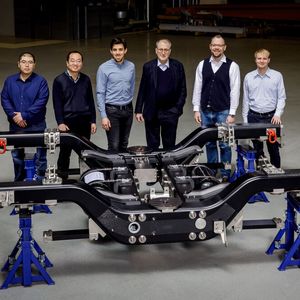 Das CG-Rail-Entwicklerteam präsentiert sich hinter dem Prototyp des frisch ausgezeichneten CFK-Drehgestellrahmens. 