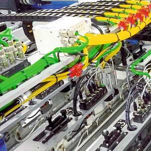 Durch die Anbindung von Feldgeräten mit Ethercat-Box-Modulen (Bildmitte) reduziert Ramp die Anforderungen an Leitungslänge und Schleppketten.