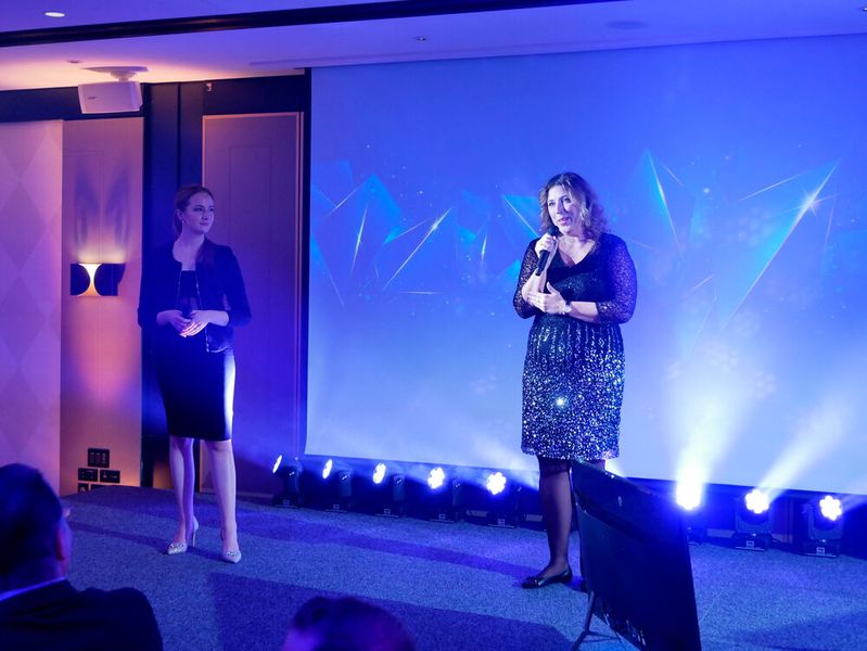 Katharina Rimkus und Franziska Magai (Vogel IT-Akademie) eröffneten den Gala-Abend und stimmten die Gäste auf das Programm ein. (Bild: Vogel IT-Medien GmbH)