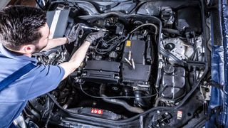 Arbeiten am Motor: Das neue Kaufrecht soll bei Sachmängeln Verbrauchern leichter zu ihrem Recht verhelfen. Treten Sachmängel nach dem Verkauf auf, beispielsweise am Motor eines Gebrauchtwagens, muss der Verkäufer sie innerhalb einer angemessenen Zeit beheben. Setzt der Kunde dennoch eine Frist, muss diese realisitisch sein, urteilte der BGH. (Bild: ProMotor)