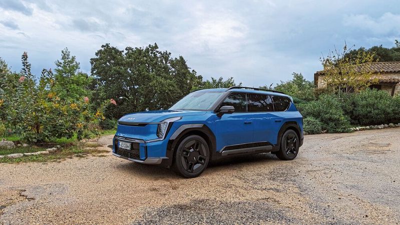 Mit seiner glattflächigen Front wirkt der Kia EV 9 trotz seiner Größe nicht übertrieben aggressiv.(Bild:  Rosenow – VCG)