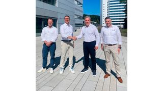 Andreas Lindemann, Geschäftsführer der Neura Mobile Robots (zweiter von rechts), schließt die Übernahme ab. Er und sein Managementteam haben umfassende Pläne für das fahrerlose Transportsystem von Bosch Rexroth. (Bild: Neura Robotics)