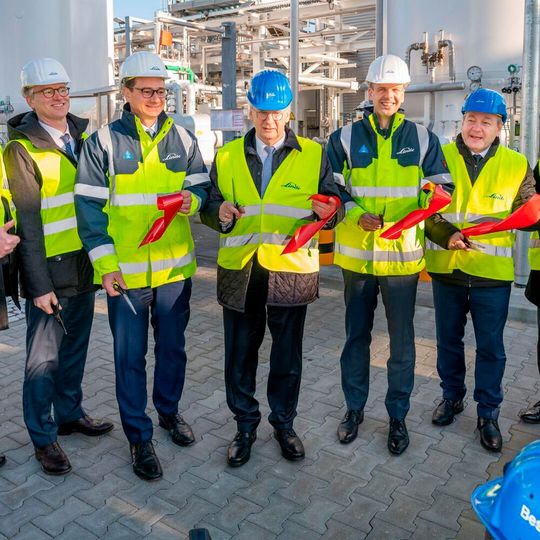 Linde eröffnete in Leuna mit Ministerpräsident Dr. Reiner Haseloff (Bildmitte) eine der weltweit größten Anlagen zur Herstellung und Abfüllung von Krypton und Xenon.(Bild:  Linde)