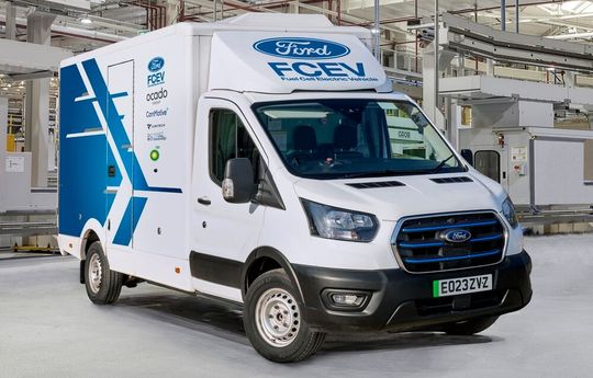 Das ist ein Ford-Transit mit Wasserstoff-Brennstoffzellen-Antrieb. Genau acht dieser emissionsfreien Fahrzeuge werden jetzt die nächsten drei Jahre in Großbritannien auf Herz und Nieren getestet. Ford Pro erklärt hier, warum man den H2-Weg eingeschlagen hat. Das ist ein Ford-Transit mit Wasserstoff-Brennstoffzellen-Antrieb. Genau acht dieser emissionsfreien Fahrzeuge werden jetzt die nächsten drei Jahre in Großbritannien auf Herz und Nieren getestet. Ford Pro erklärt hier, warum man den H2-Weg eingeschlagen hat.