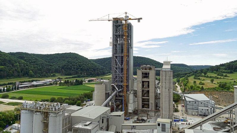 Heidelberg Cement hat mit einem Achsabstand von 131,8 Metern das höchste Becherwerk in Deutschland erfolgreich in Betrieb genommen. Geliefert und installiert hat dies die Beumer Group.