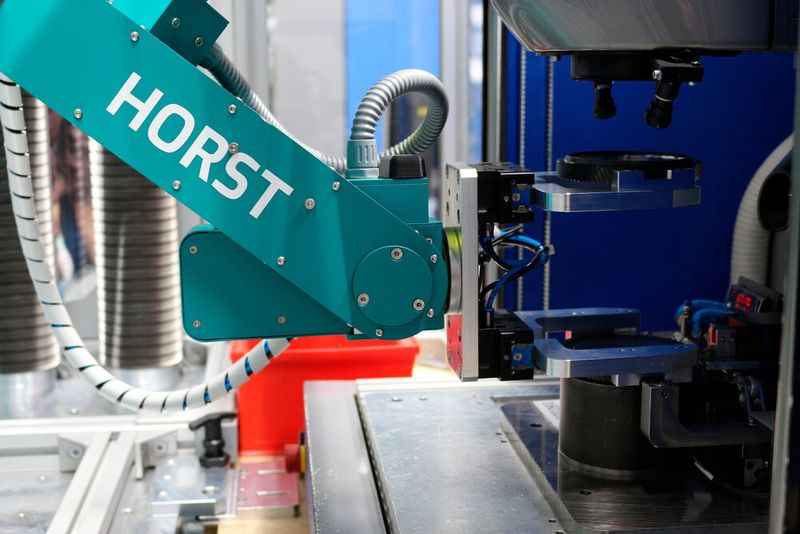 Der Industrieroboter legt die Zahnräder in den Lasermarkierer. Hier wird nicht nur die Lasermarkierung aufgebracht, sondern die Zahnräder auch gleich auf Fehler geprüft. Entspricht eines nicht den Vorgaben, wird es zuverlässig ausgeschleust. (Bild: Fruitcore Robotics)
