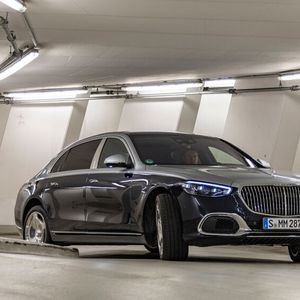 Durchschnittliche Parkhäuser dürften zum feindlichen Revier erklärt werden, selbst wenn die Limousine über eine optionale Hinterachslenkung verfügt.(Bild:  Mercedes)
