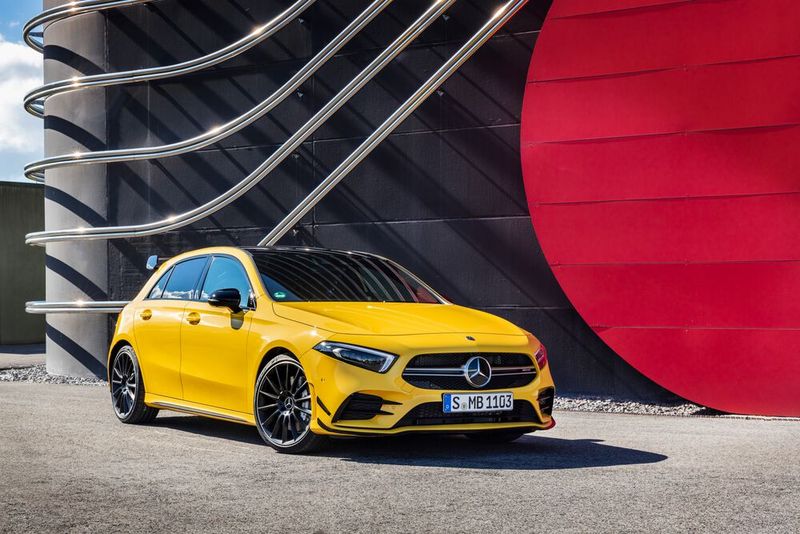 Mit Frontsplitter und Flics verkündet der A 35 4-Matic sein dynamisches Ansinnen.  (Bild: Mercedes-Benz)
