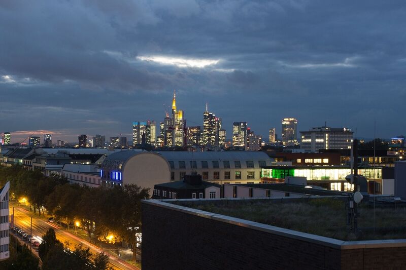 Der Blick von der Terrasse des Clubs Adlib auf die Skyline Frankfurts. (Bild: Samsung)