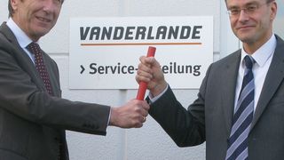 Manfred Schmidt (l.) übergibt den Staffelstab an Dipl.-Ing. Arnd Kornetzki, neuer Manager Services bei Vanderlande in Mönchengladbach. (Bild: Vanderlande)