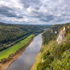Plastikmüll gelangt zum Großteil über die Flüsse ins Meer, etwa über die Elbe (s. Bild). Welche Kunststoffabfälle einen besonders großen Anteil am Eintrag über Flüsse haben, hat ein Team des Earth Watch Institutes untersucht. Dazu werteten sie Studien für Flüsse und Seen aus Großbritannien, Frankreich, der Schweiz, Polen und ganz Europa aus.  Die zehn wichtigsten Plastikmüllarten in Europas Flüssen zeigt diese Bildergalerie (bezogen auf die Anzahl aller ausgewerteten Plastikmüll-Teile). Zudem ist das „Sparpotenzial“ genannt: Es gibt an, welche Plastikmüll-Menge weniger in die Umwelt gelangen würde, wenn eine bestimmte Maßnahme flächendeckend erfolgte – jeweils für das Vereinigte Königreich Großbritannien und Nordirland (UK) (Sangga Rima Roman Selia/Unsplash)