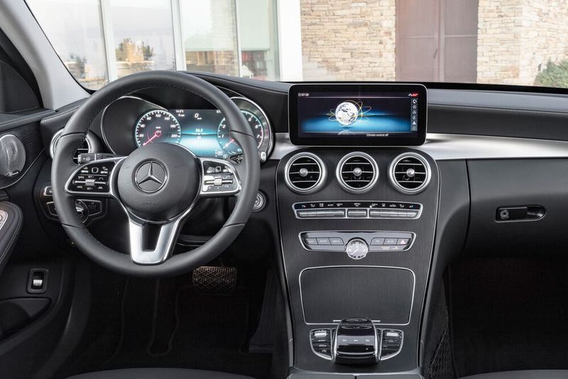 Der Innenraum präsentiert sich aufgemöbelt. Vieles kostet allerdings Aufpreis, beispielsweise das digitale über 12 Zoll messende Display hinterm Lenkrad. (Mercedes)