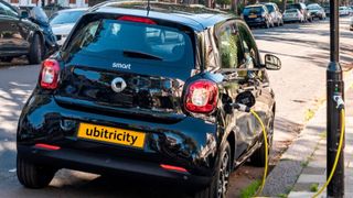 Laden an der Laterne: Das Berliner Start-up Ubitricity rüstet Straßeninfrastruktur zu Stromtankstellen um. (Ubitricity)