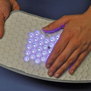 Bluepad mit elektrotextilem Innenleben: Das blaue Licht vom tragbaren Behandlungsgerät hat eine schmerzreduzierende Wirkung als Alternative zu entsprechenden Medikamenten.