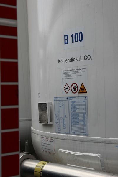 Einblicke in die neue Kohlendioxid-Produktion im Industriepark Höchst - betrieben von der im Oktober 2012 gegründeten CO2 Betriebs-GmbH. An dem Joint Venture sind vier mittelständische deutsche Gasehersteller beteiligt: Die Westfalen aus Münster hält 50 Prozent, die weiteren Kontingente übernahmen die basi Schöberl aus Rastatt, die Sauerstoffwerk Friedrich Guttroff aus Wertheim und die Rießner-Gase aus Lichtenfels. (Bild: PROCESS)