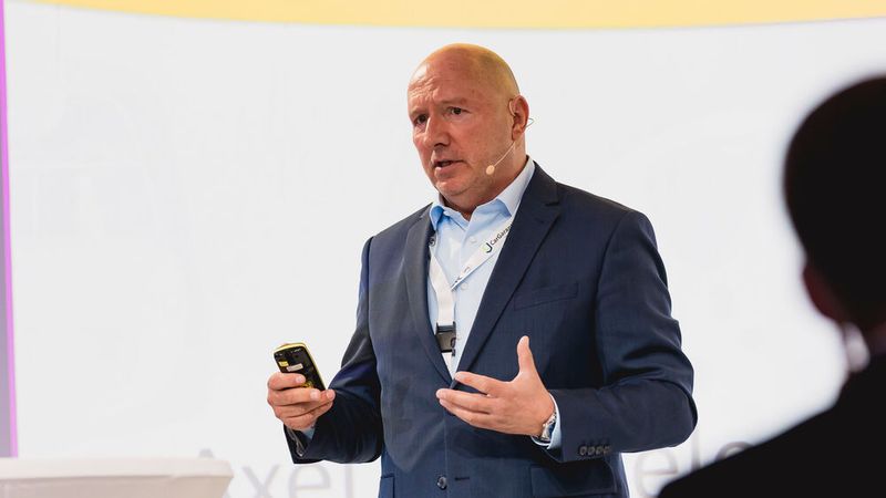 Axel Döbbeler von Alpha Online erläuterte in seinem Vortrag, wie Autohäuser ihren Gebrauchtwagen-Hereinnahmeprozess optimieren können. (Bild: Foto: Stefan Bausewein)