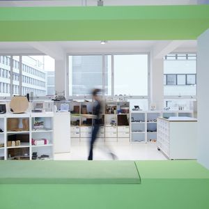 In einer physischen Materialbibliothek macht Designaffairs mehr als 1.800 Materialien ...