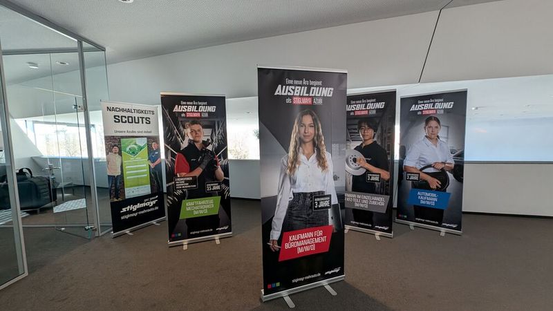 Station Nummer sechs bei der Rundreise des Automotive Business Awards 2025 in der Kategorie Vertrieb: Das Autohaus Stiglmayr in Pfaffenhofen an der Ilm. Beworben hatte sich das VW- und Audi-Autohaus  unter anderem mit seiner Recruitingstrategie. Das Familienunternehmen gestaltet unter anderem seine Werbekampagnen komplett mit eigenen Azubis, schickt sie auf Ausbildungsmessen und in Schulen, um dort talentierte Nachwuchskräfte zu finden. (Bild: Mauritz – VCG)