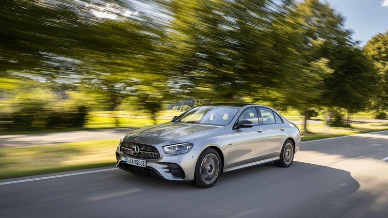 Mercedes kombiniert in der E-Klasse Benziner und E-Motor. (Bild: Daimler)