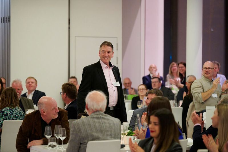 Impressionen vom ELEKTRONIKPRAXIS Frühlingsfest 2023 im Ketterer Kunst mit der Verabschiedung von Johann Wiesböck.  (Bild: © EYE AM CHRIS)