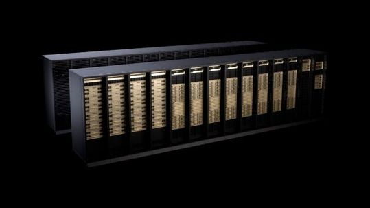 „Nvidia DGX Vera Rubin NVL72“: Ein Rack vereint 72 GPUs zu einer eng gekoppelten KI-Infrastruktur. Kubernetes muss solche Hardware- und Fabric-Domänen kennen, damit verteilte Trainingsjobs nicht über ungünstige Pfade fragmentiert werden.(Bild:  Nvidia)