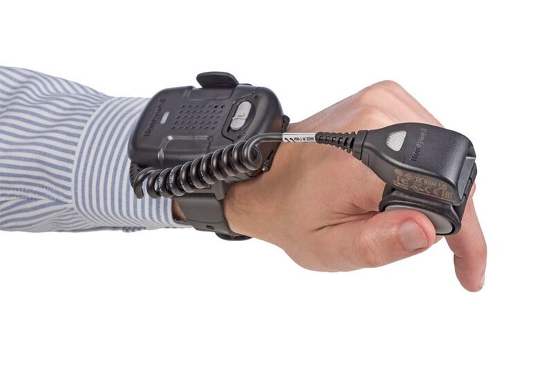 Der Wireless-Ring-Scanner 8670 mit Bluetooth-Technologie wird  am Finger getragen, sodass Mitarbeiter beim Kommissionieren, Einlagern oder Verladen von Waren stets beide Hände frei haben. (Honeywell)
