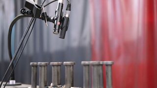 Die Qualität der Schweißnaht kann anhand des kurzen Schweißmoments beurteilt werden. Das Fraunhofer IDMT sucht in diesem Projekt nach der besten akustischen Sensorik, um die akustische Beurteilung zu automatisieren und eine Prozessüberwachung zu ermöglichen. (Bild: Fraunhofer IDMT)